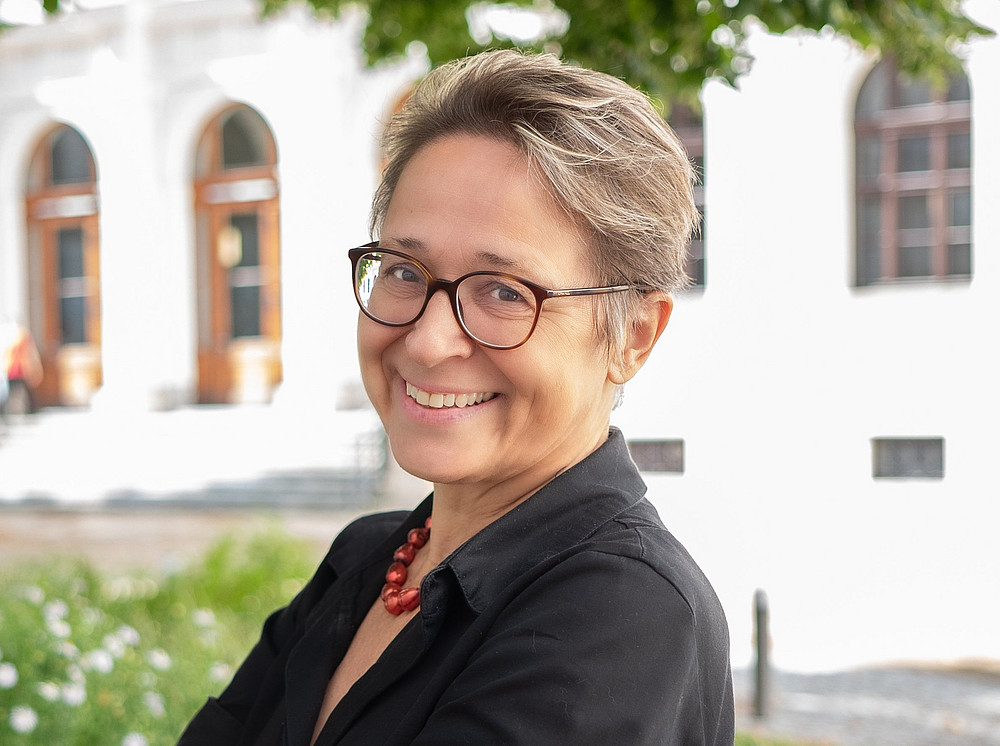 Portraitfoto von Anita Ziegerhofer, Institutsleiterin der REWI Grundlagen, in Innenhof des Hauptgebäudes ©Uni Graz/Radlinger