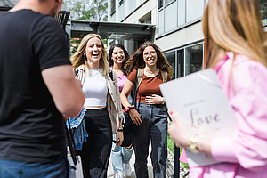 Studierende an der Uni Graz, vier Frauen, ein Mann