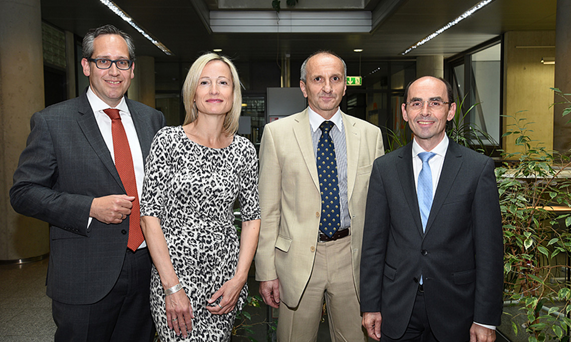 Clemens Jaufer, Bettina Nunner-Krautgasser, Gerhard Schummer und Klaus Rabel (v.l.) freuten sich über reges Interesse an den Vorträgen zur rechnerischen Überschuldung. Foto: Uni Graz/Kastrun. 