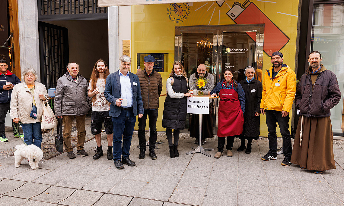 Von rechts nach links: P. Andreas Holl OFM, Lothar Heinrich, Sr. Magda Schmidt, Daniela Felber, Br. Nikodemus Glößl OFM, Resa Stelzer, Ewald Pristavec, Karl Steininger, Michael Wieser, Gäste der AnsprechBAR