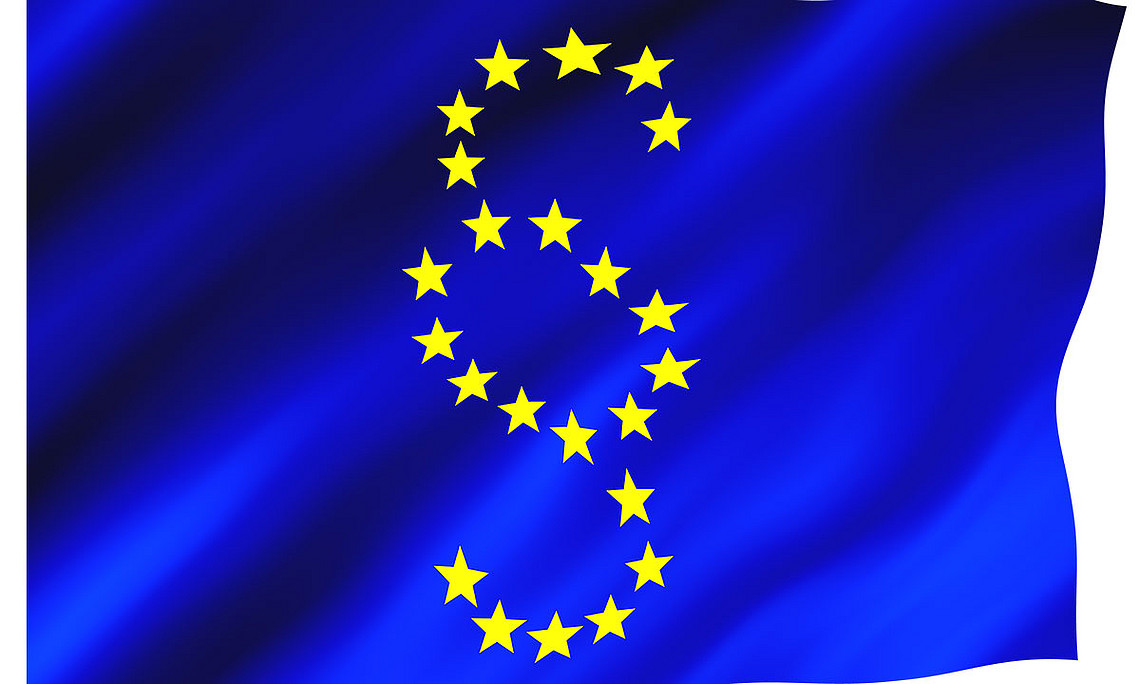 blaue Flagge mit gelben Sternen, die einen Paragraphen formen. Foto: pixabay