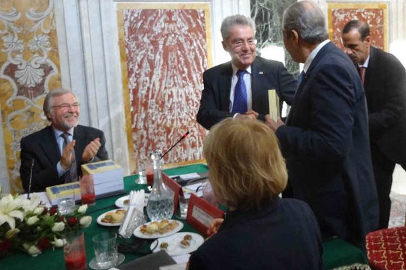Bundespräsident Fischer übergibt dem tunesischen Parlamentspräsidenten das Menschenrechtshandbuch, das von Benedek verfasst wurde. Foto: KK