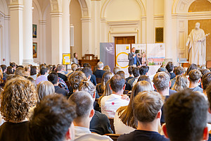 Orientierungslehrveranstaltung Studierende in Aula 