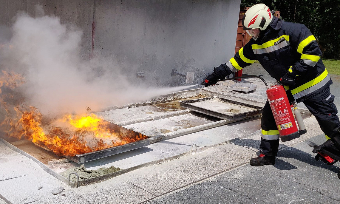 Feuer löschen mit Feuerlöscher