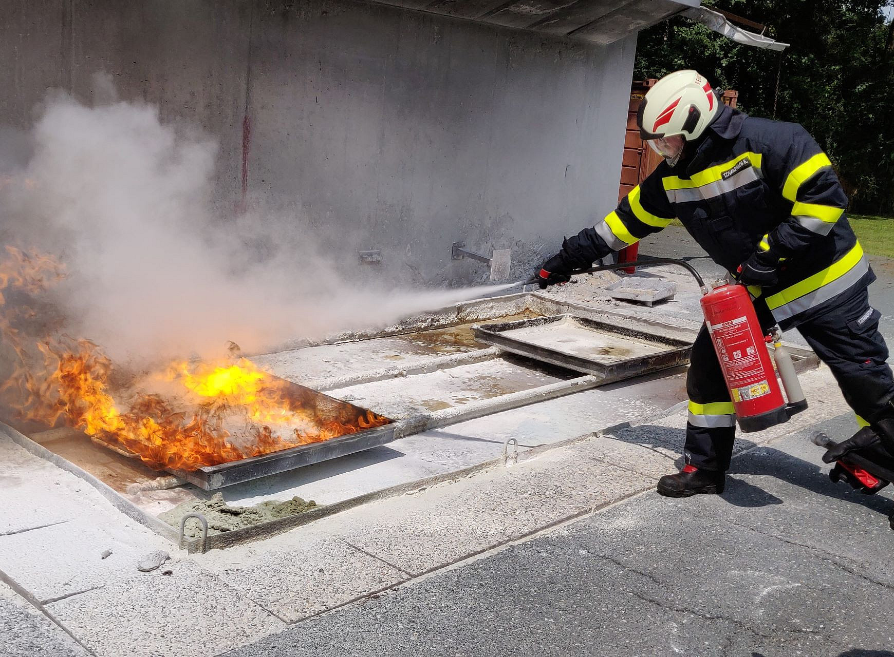 Feuer löschen mit Feuerlöscher ©FF TU Graz