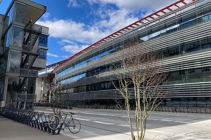 Straße zwischen Bibliothek und RESOWI