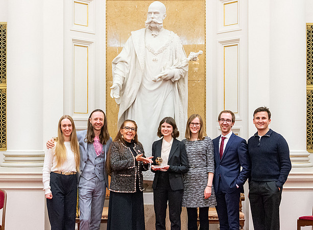 Gruppenfoto mit Dekanin Univ.-Prof.in Dr.in Gabriele Schmölzer. ©Uni Graz/Fischer-Lessiak