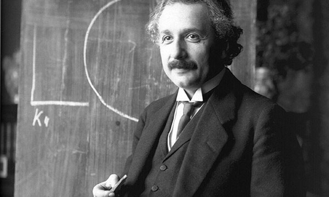 Versuchte eine Weltformel aufzustellen: Albert Einstein (1921). Foto: Ferdinand Schmutzer, Wikimedia Commons