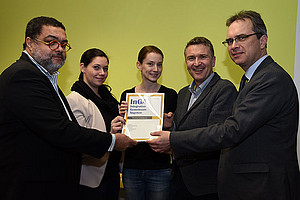 Peter Nausner, Magdalena Baumgartner, Astrid Groß, Sascha Ferz und Vizerektor Peter Riedler (v.l.) präsentierten das Projekthandbuch Integration Gemeinsam Angehen, kurz InGA. Foto: Uni Graz/Kastrun. 