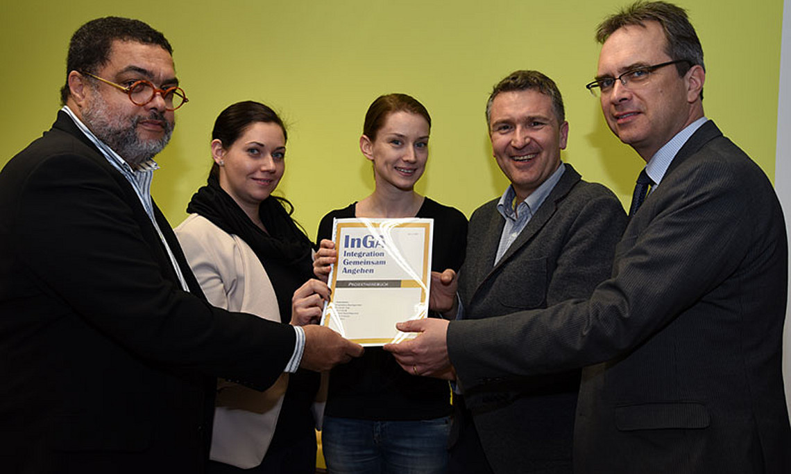 Peter Nausner, Magdalena Baumgartner, Astrid Groß, Sascha Ferz und Vizerektor Peter Riedler (v.l.) präsentierten das Projekthandbuch Integration Gemeinsam Angehen, kurz InGA. Foto: Uni Graz/Kastrun. 