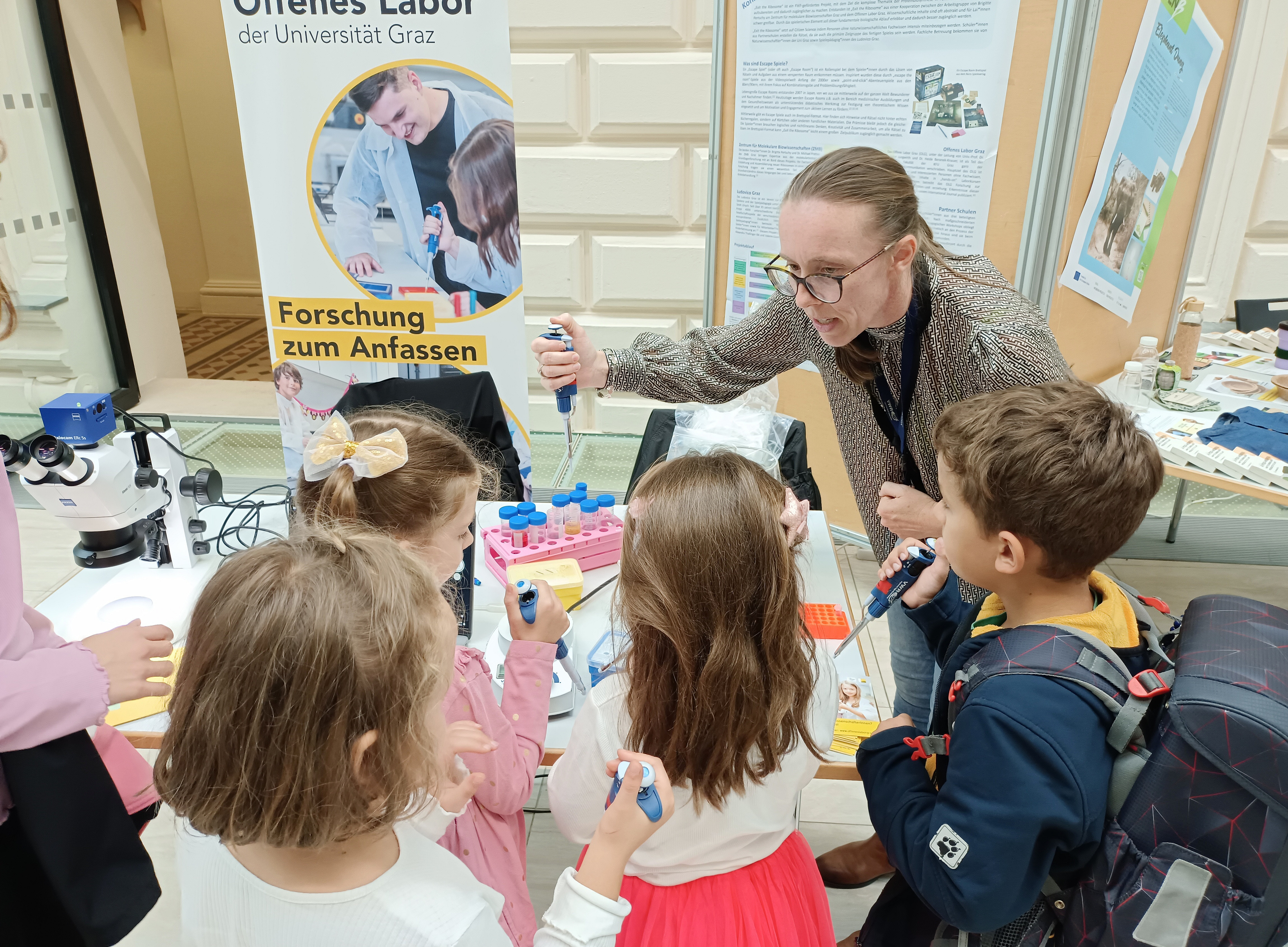 Heide mit den Kids an der michmachstation 