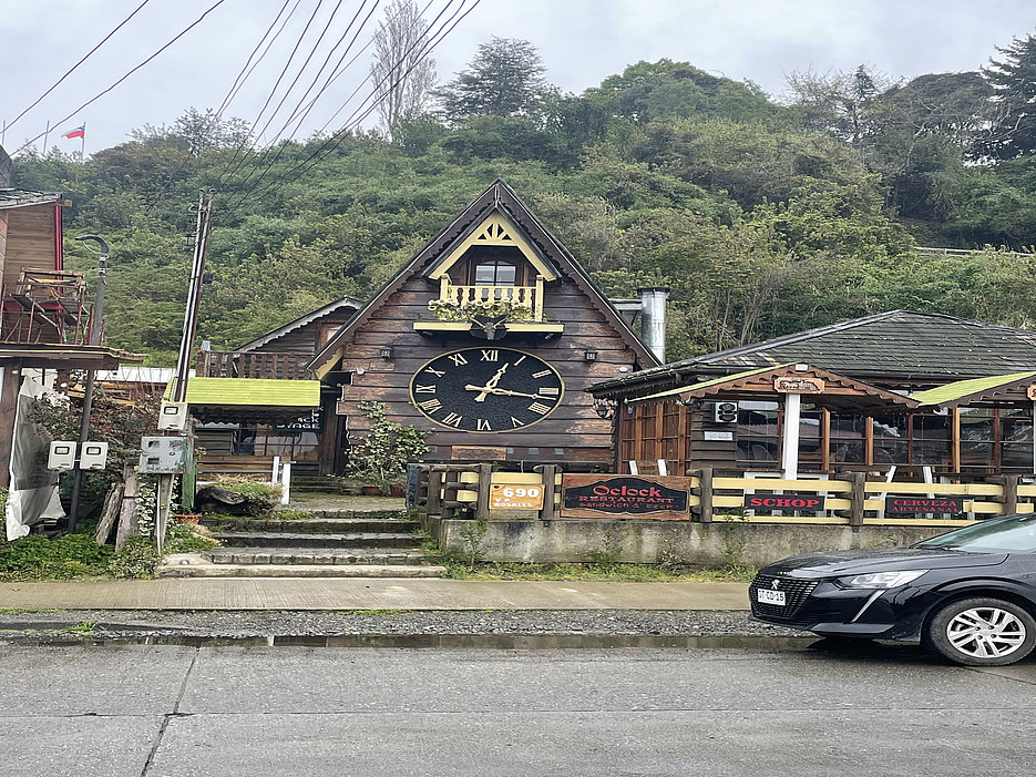 Chile ddeutsches Haus mit großer Uhr ©Lea Exel | Global Diary