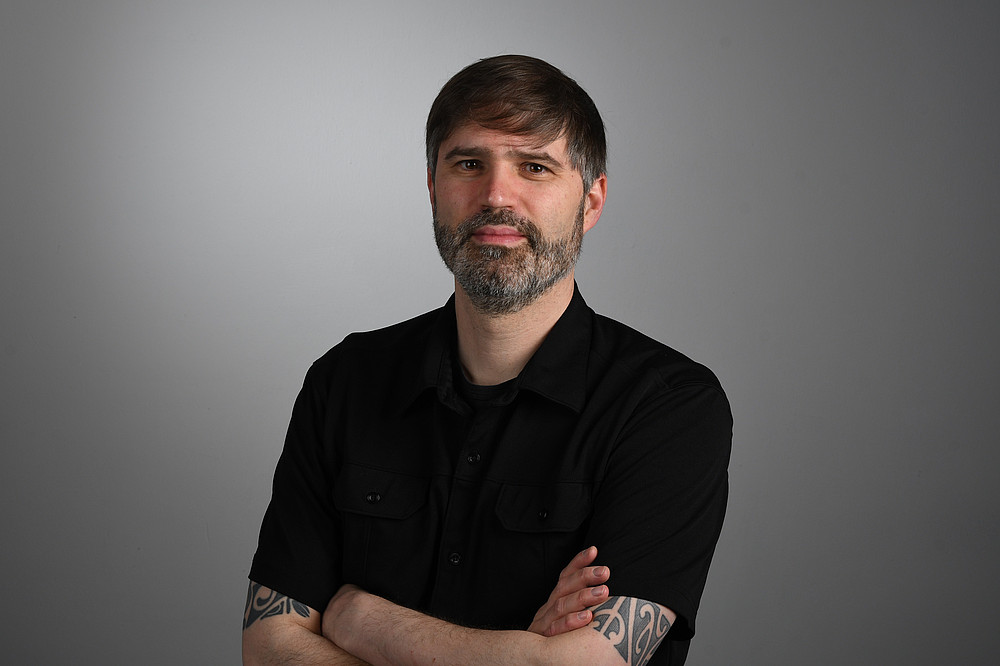 Portrait Mann mit dunklem Hemd ©Daniel Stein