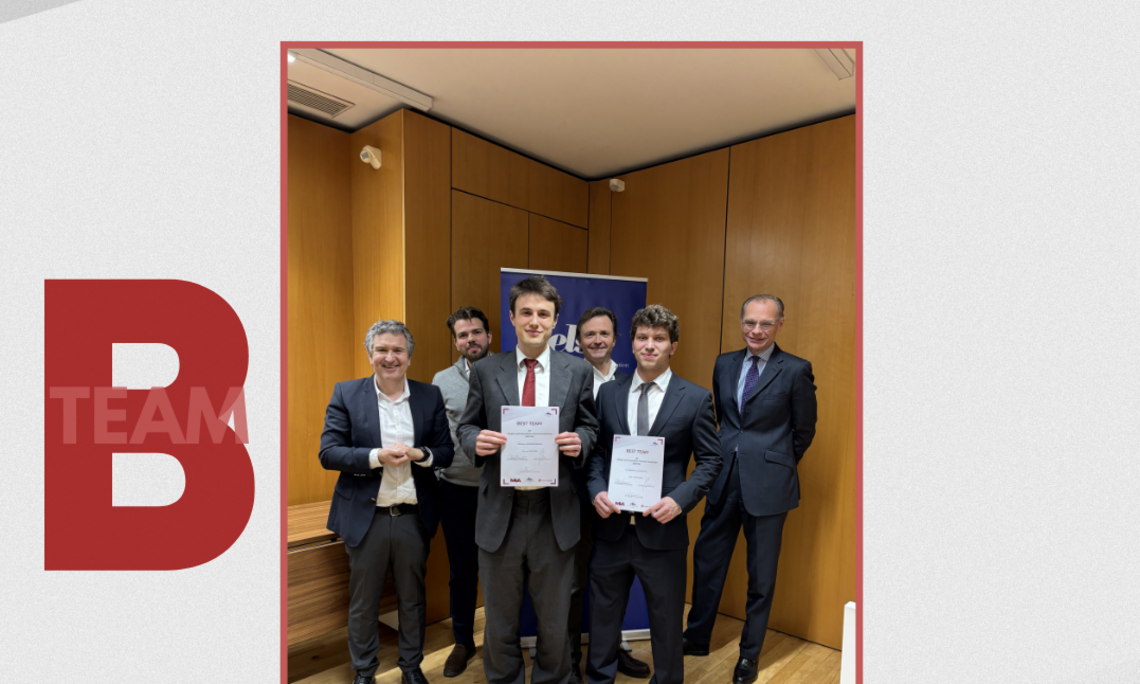 Gewinner Florian Schosteritsch und Sebastian Schatz mit ihren Urkunden im Moot-Court-Room
