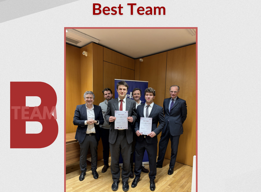 Gewinner Florian Schosteritsch und Sebastian Schatz mit ihren Urkunden im Moot-Court-Room ©ELSA Graz