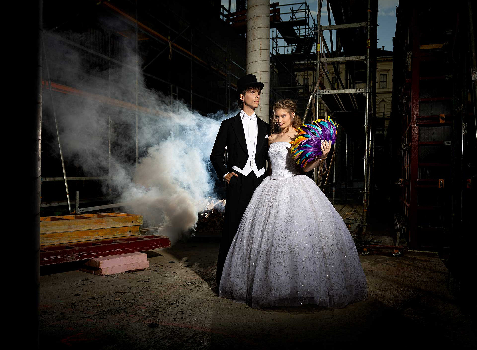 Paar in eleganter Ballkleidung auf der Baustelle 