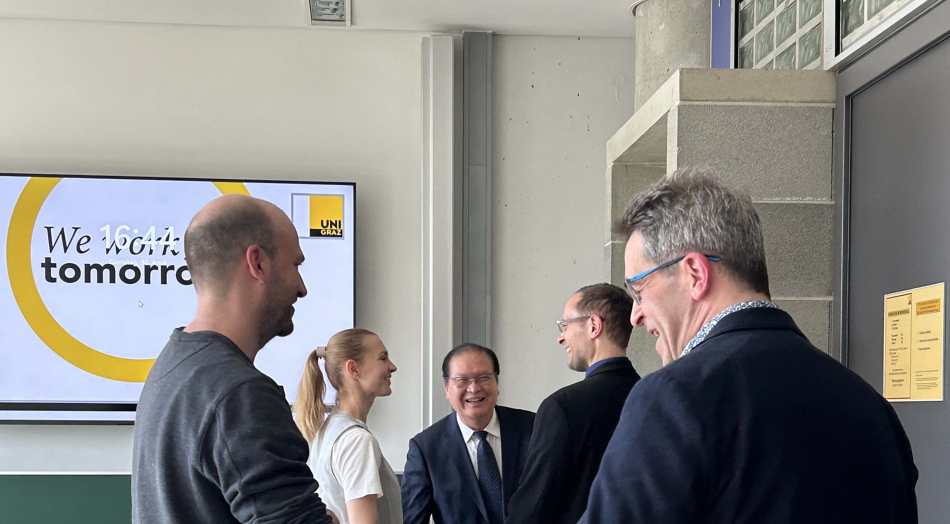 Members of the Department of Global Governance, Prof. Franz Winter, and Prof. Ouyang Kang. ©Meng Xiaokang