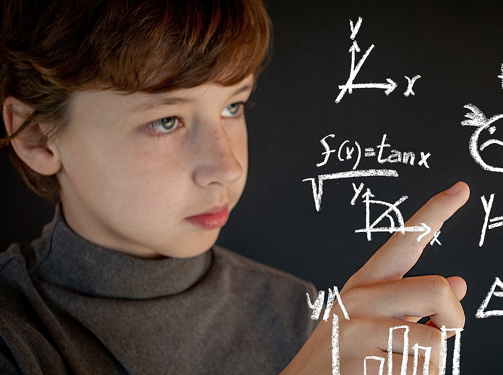 Eine junge Frau stellt physikalische Berechnungen an einer virtuellen Tafel an ©Pixabay/Gerd Altmann