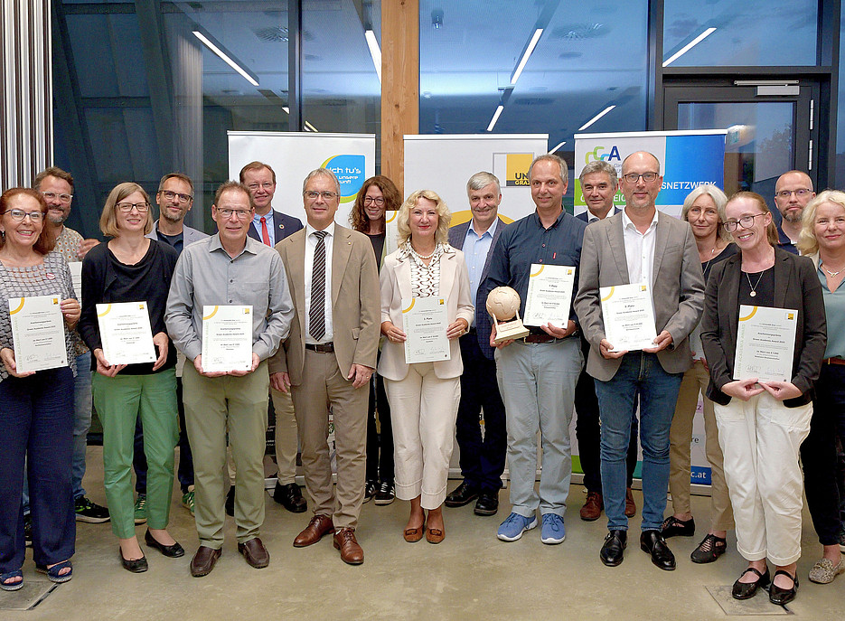 Gruppenfoto mit Vertreter:innen aller prämierter Wissenschaftszweige nach der Verleihung des Green Academia Award 2025, mit Andrea Gössinger-Wieser, Peter Riedler und Joachim Reidl ©Uni Graz / Pichler
