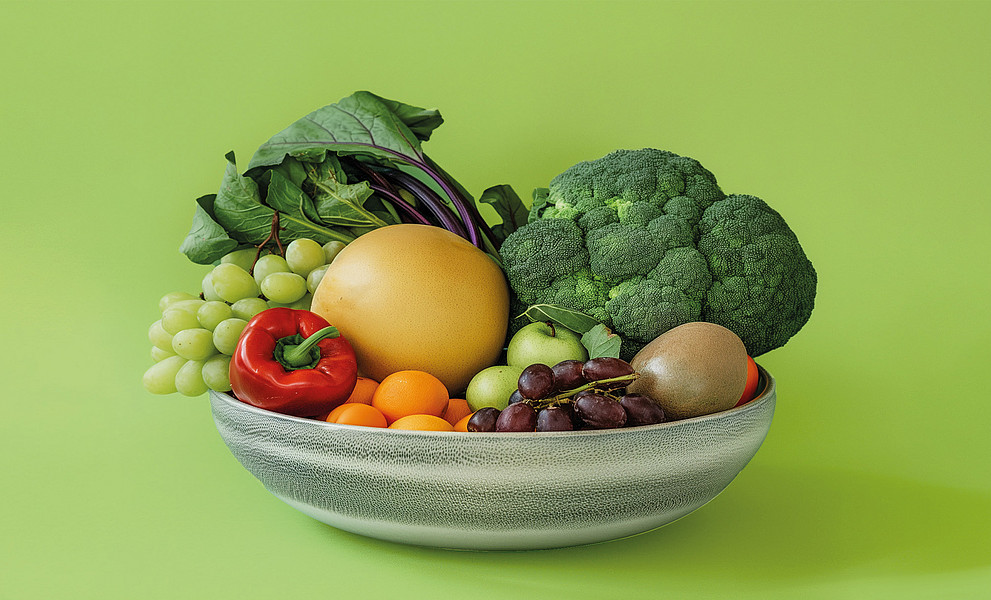 Schüssel mit Gemüse und Obst