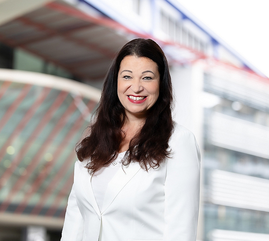 Porträtbild zeigt Sabine Karoline List