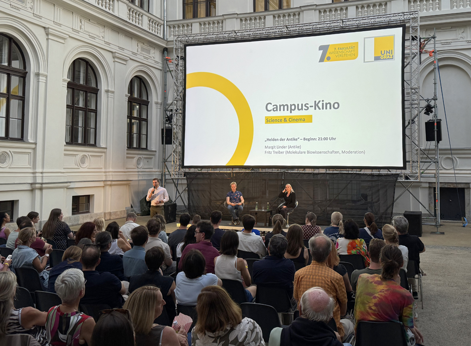 Clemens Fink (Manager Wissenschaftskommunikation der 7. Fakultät) begrüßt das Publikum | Foto: Uni Graz/Hofbauer 