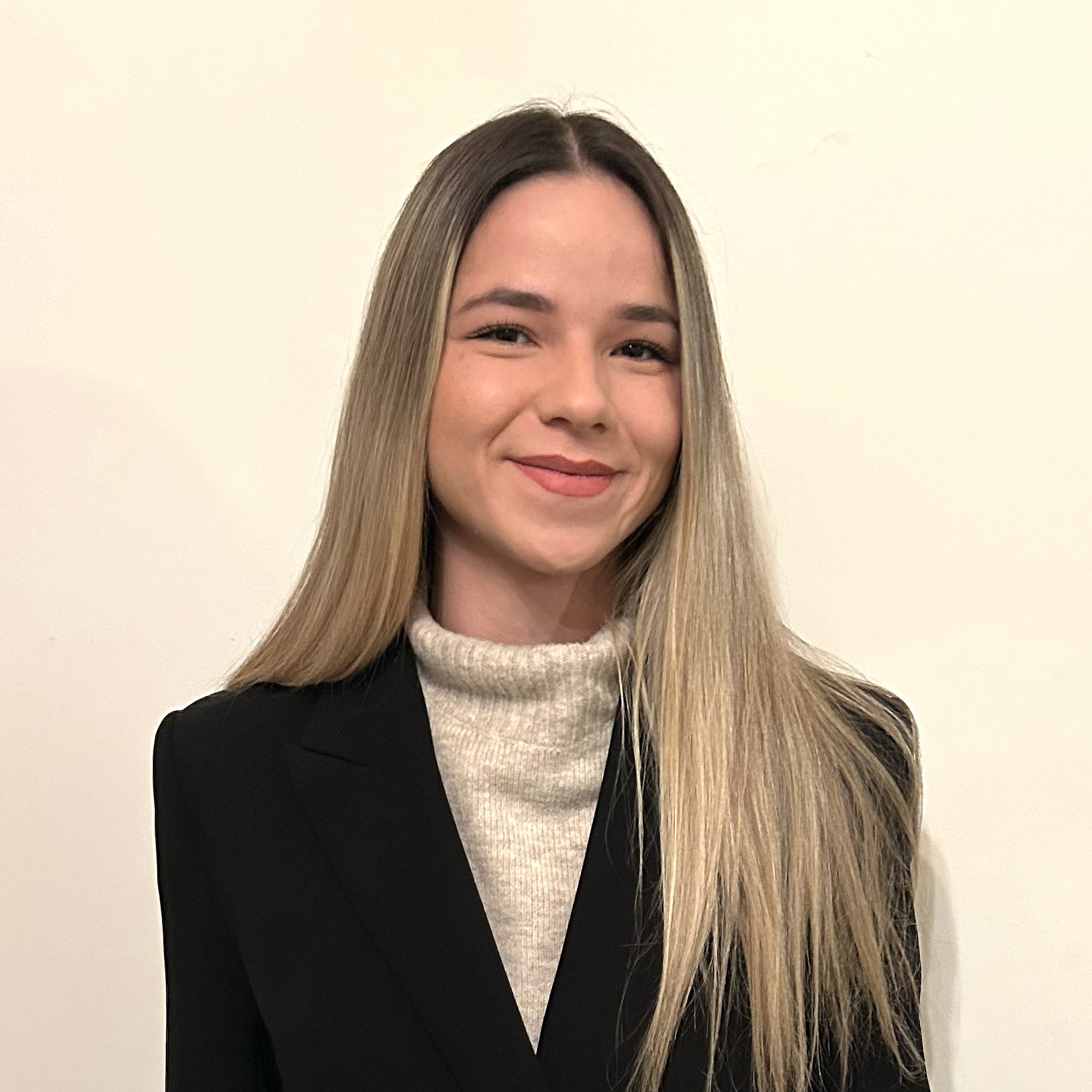 Junge lächelnde Frau mit langen hellen Haaren