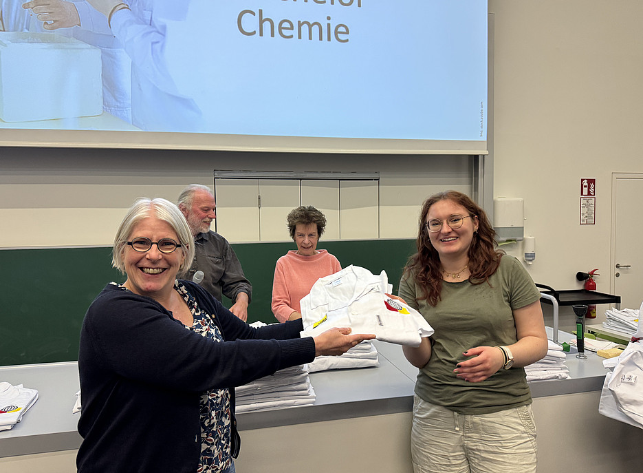 Übergabe der Labormäntel an die Studierenden 