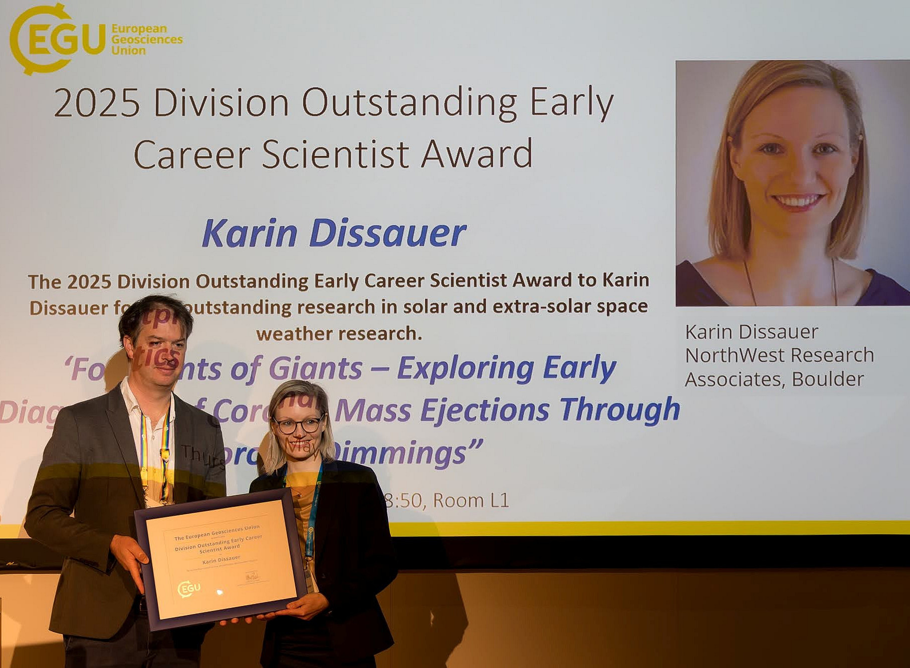 Preisverleihung bei der EGU-Generalversammlung in Wien, wo Karin Dissauer den 2025 Early Career Award der EGU Solar-Terrestrial Sciences Division erhält. ©Harald Penasso