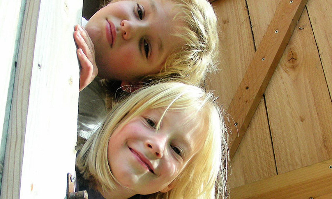 Jemandem vertrauen: Ältere Kinder können das besser als jüngere. Foto: S. Hofschläger/pixelio.de