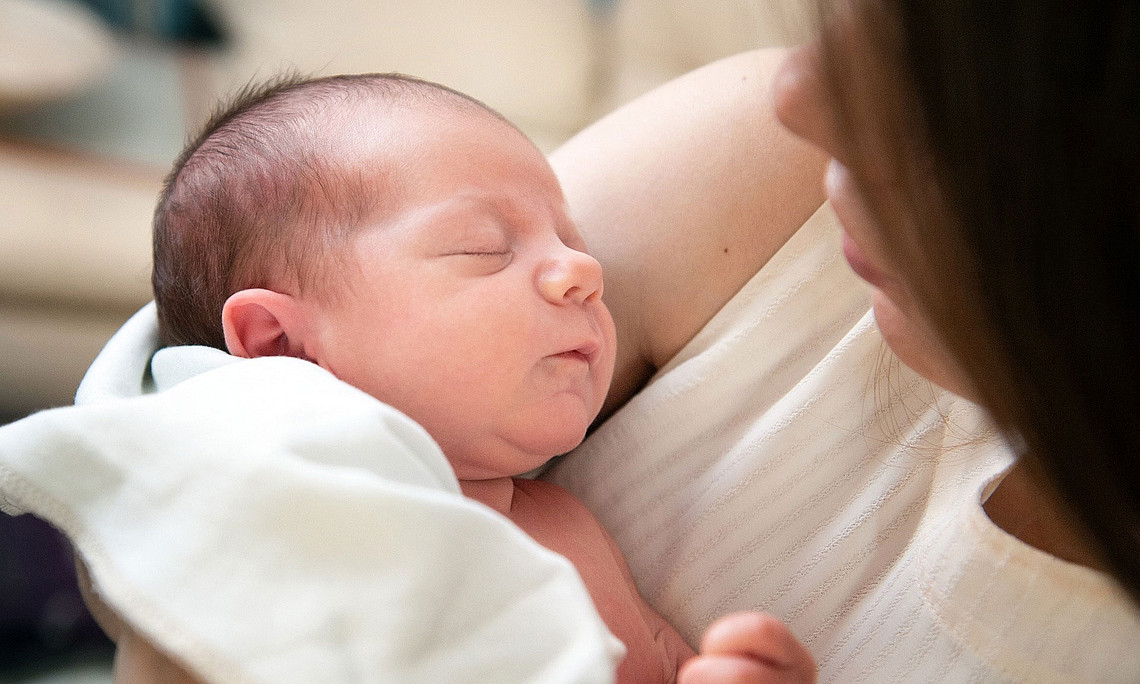 Neugeborenes im Arm der Mutter. Foto: pixabay