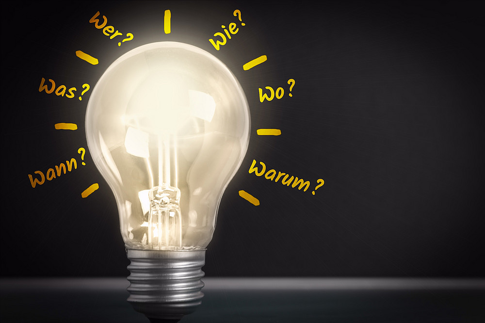 Eine leuchtende Glühbirne mit den W-Fragen kreisrund um das Glas angeordnet. ©stockpics - stock.adobe.com