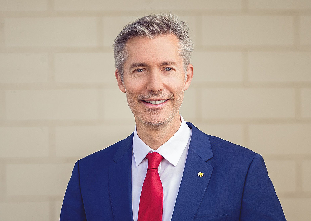 A portrait of Markus Fallenböck in front of the University Library in Graz ©Monika Winter-Reiter
