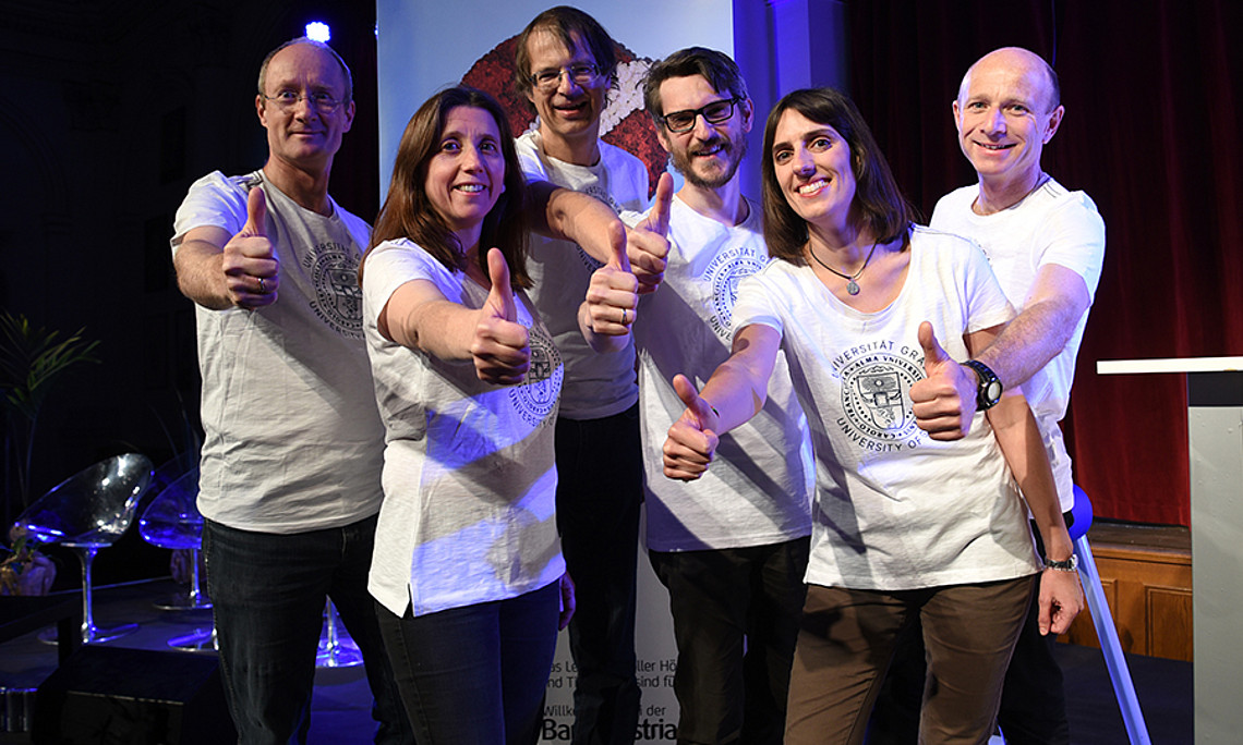 Das siegreiche ForscherInnen-Team (v.l.): Oliver Sass (URBI), Monika Oberer (NAWI), Bernd Wieser (REWI), Romedio Schmitz-Esser (GEWI), Isabelle Jonveaux (Theologie) und Ulrich Pferschy (SOWI). Fotos: Uni Graz/Schweiger 