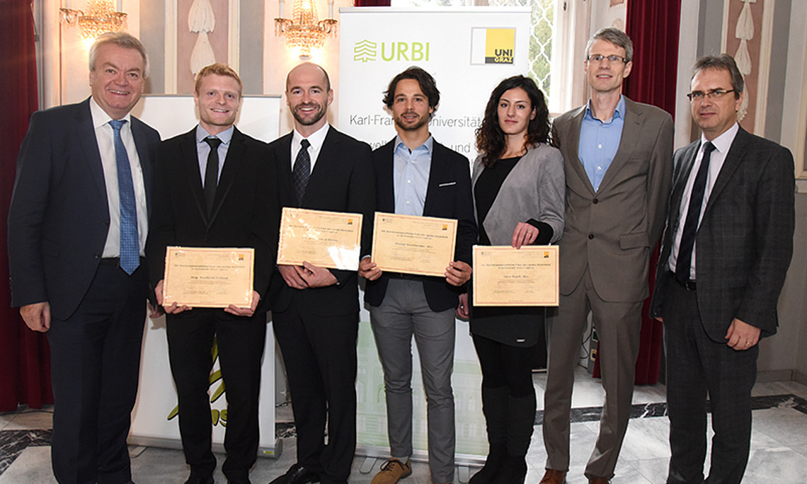 Sportlandesrat Anton Lang mit den prämierten NachwuchswissenschafterInnen Reinhold Hollauf, David Höden, Philipp Birnbaumer, Sara Resch sowie Institutsleiter Markus Tilp und Vizerektor Peter Riedler. Foto: Uni Graz/Schweiger 