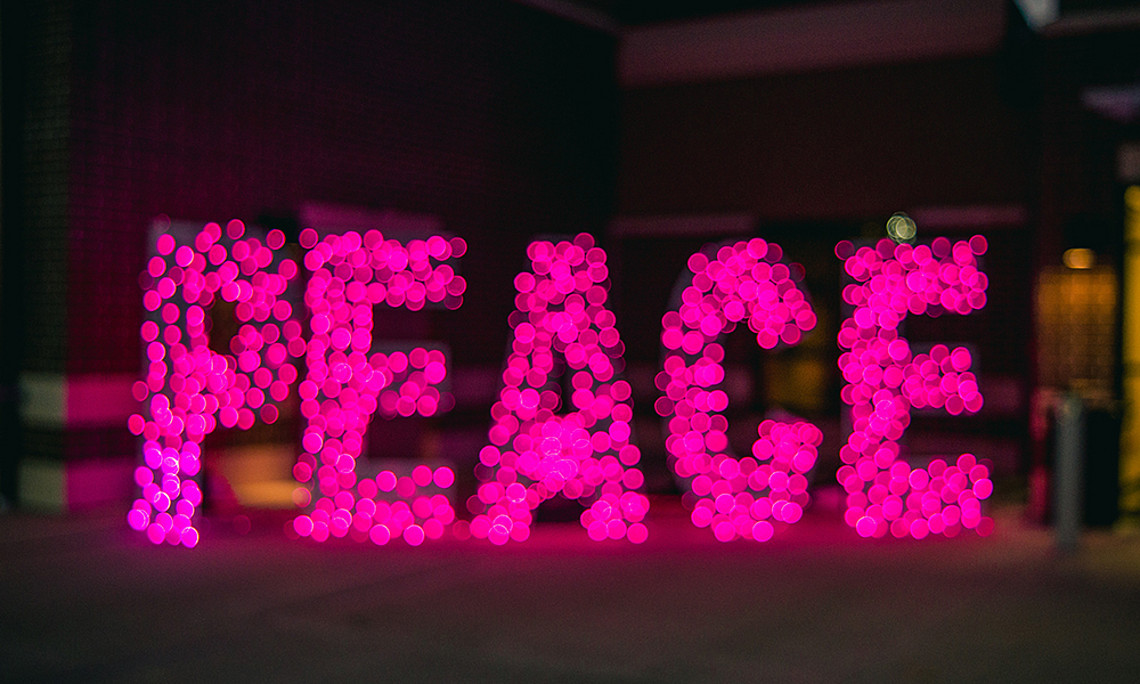 How can conflicts be settled? Peace researcher Maximilian Lakitsch develops strategies. Photo: Jonathan Meyer - Pexels
