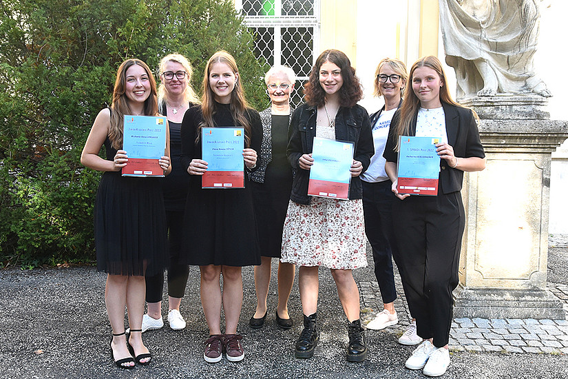 Gewinnerinnen und Gratulantinnen des JuniorAcademics- sowie SPRADI-Preises. Foto: Uni Graz/Schweiger