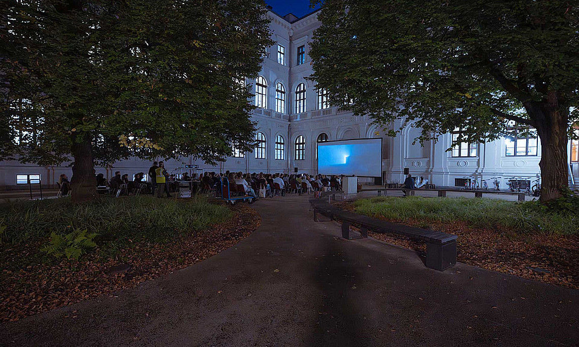 Filmvergnügen gab’s heuer zum ersten Mal an spätsommerlichen Septemberabenden im Innenhof des Hauptgebäudes. Foto: Uni Graz/Angele