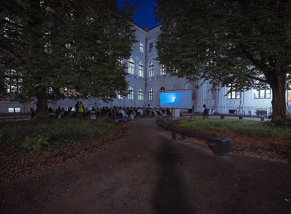 This year, for the first time, films were shown on late summer evenings in September in the courtyard of the main building. Photo: University of Graz/Angele 