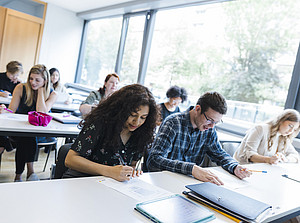 Studierende sitzen am Schreibtisch ©Uni Graz/Kanizaj
