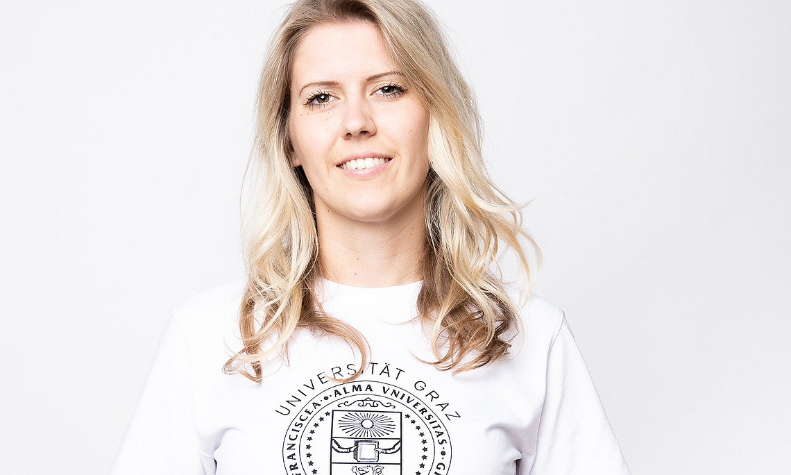 Frau trägt T-Shirt mit Siegel der Universität Graz