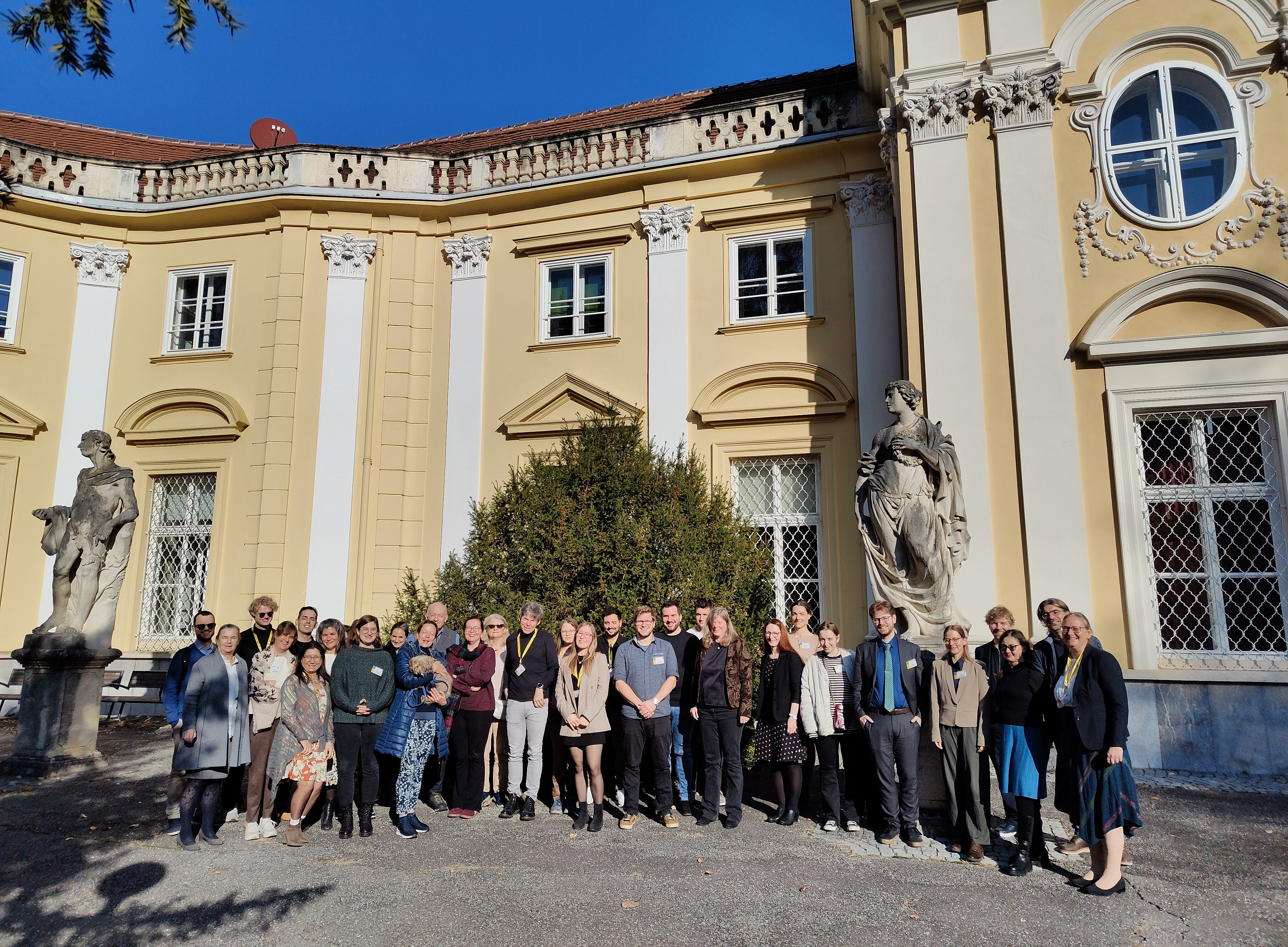 Gruppenfoto von Tagungsteilnehmer:innen vor dem Meerscheinschlössl 