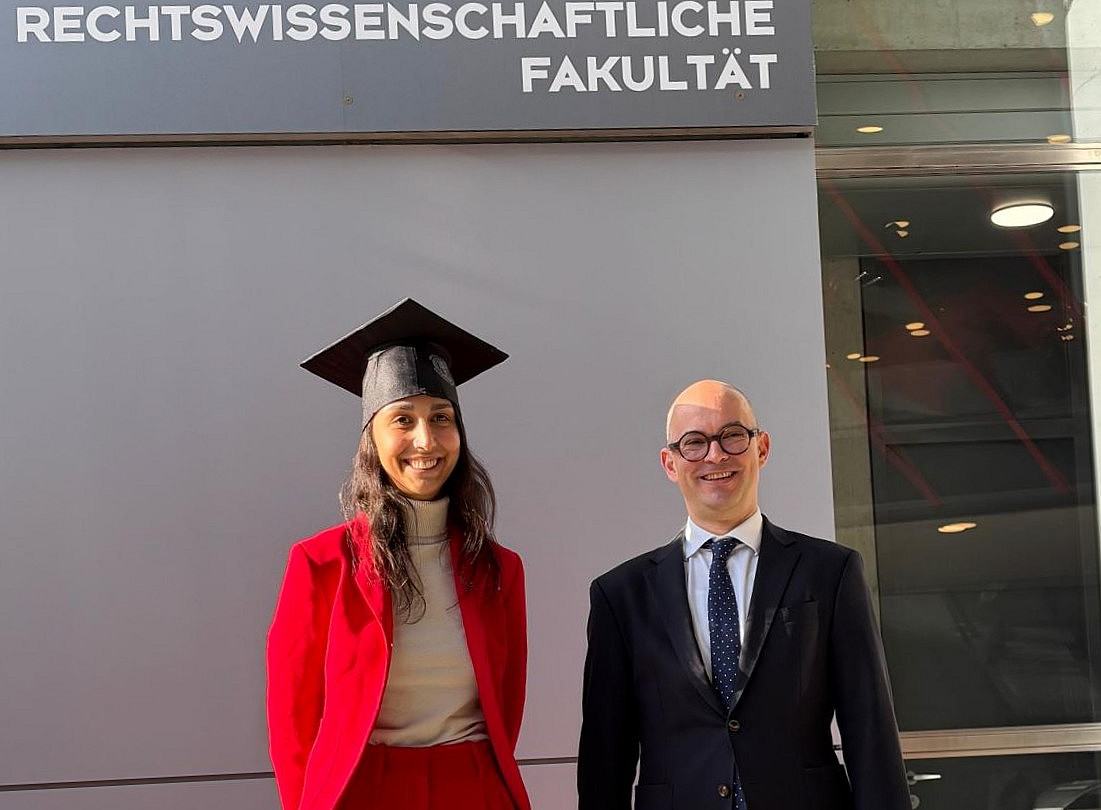 Dr. Zeller und Prof. Klatt vor dem REWI Gebäude ©Team GJ