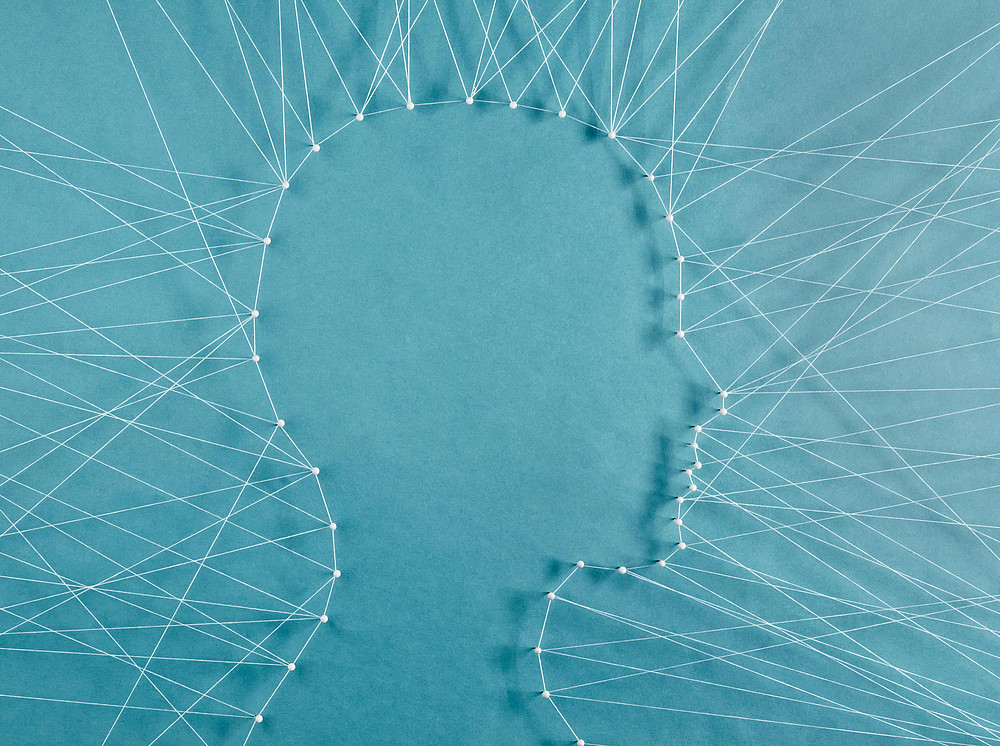 Depiction of a human head with threads on a board. Symbolizes research in the field of marketing and consumption ©stock.adobe.com/pogonici