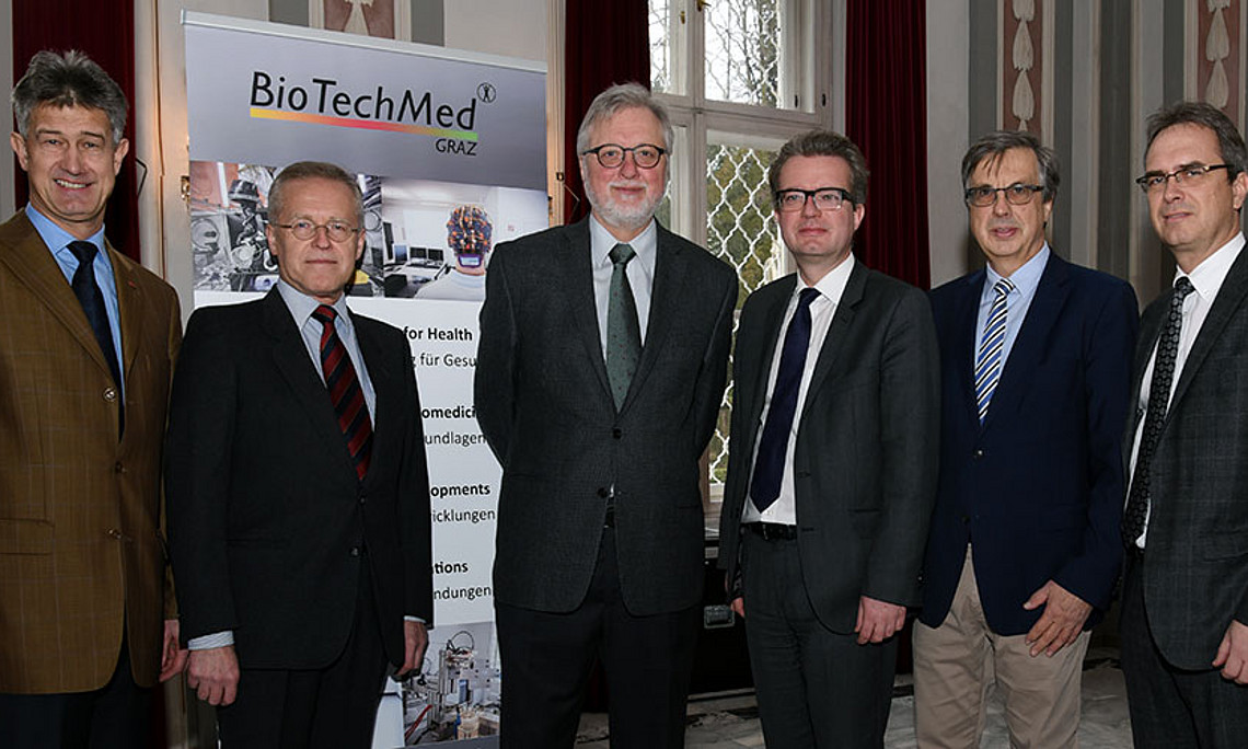 V.l.: TU-Rektor Harald Kainz, die BioTechMed-Direktoren Peter Holzer und Rudolf Zechner, Landesrat Christopher Drexler, Med-Uni-Rektor Hellmut Samonigg und Uni-Graz-Vizerektor Peter Riedler beim Kick-off zu den Leuchtturmprojekten. Fotos: Uni Graz/Pichler