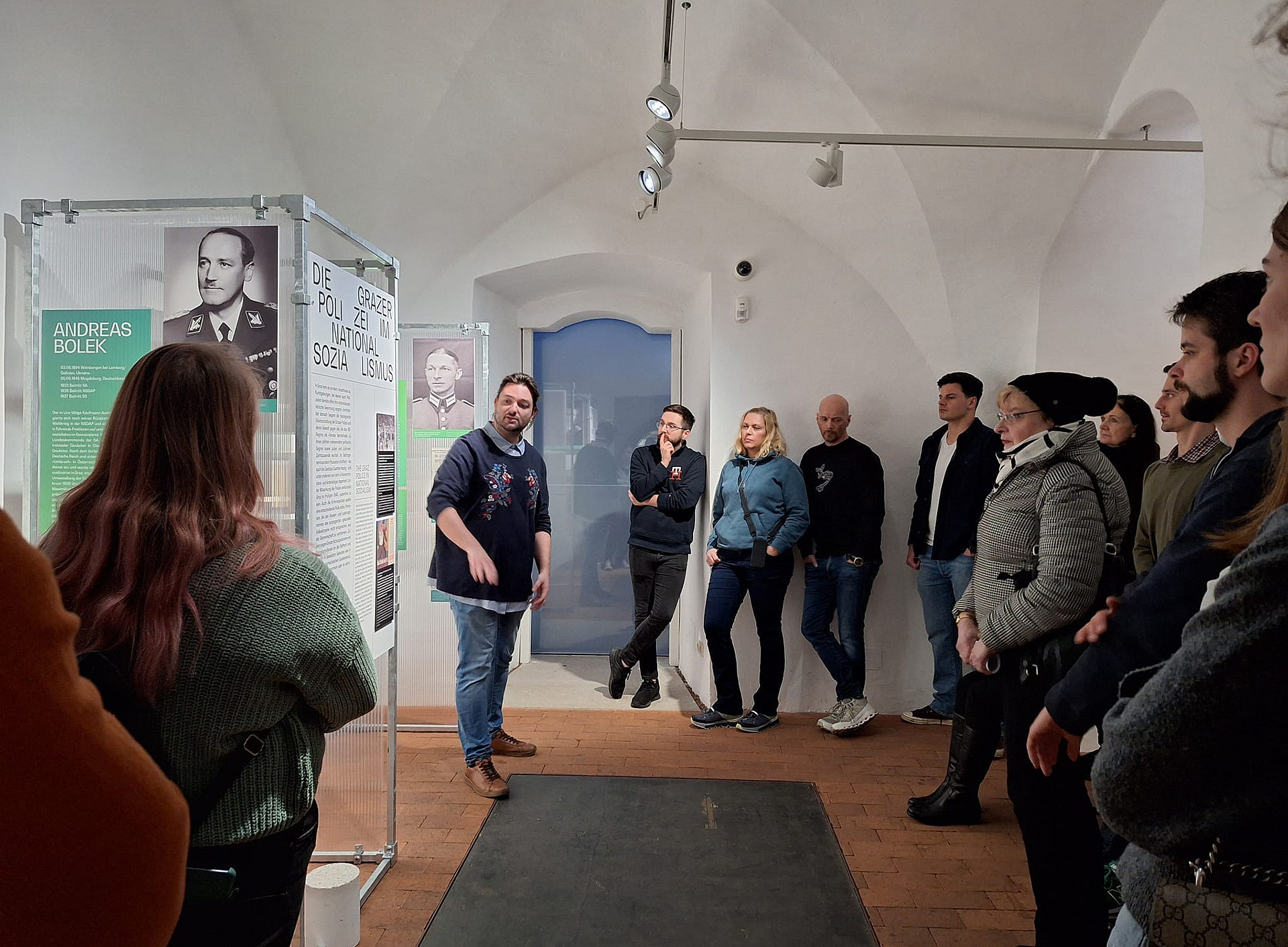 Personen hören einem Museumsführer zu ©Uni Graz/Martina Mayer-Krauss