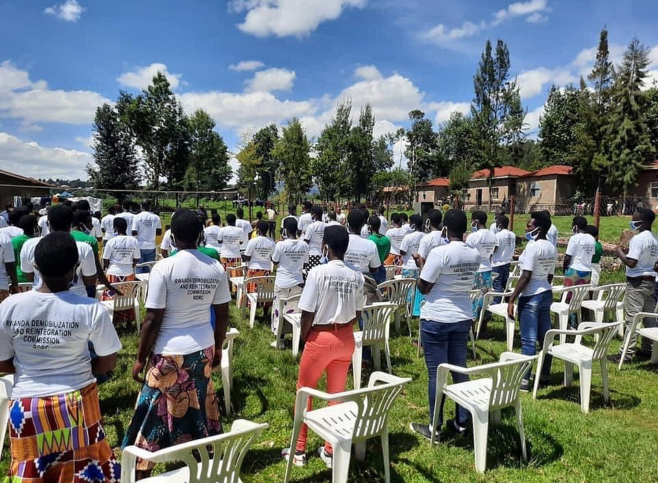 Menschen in Ruanda tragen T-Shirts mit dem Slogan der DDR ©Barisa