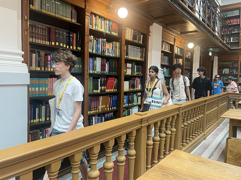 Schulklasse besichtigt den Historischen Lesesaal der Universitätsbibliohthek Graz im Rahmen der FUTURE EDUCATION DiLabs 2026 ©Barbara Kluger