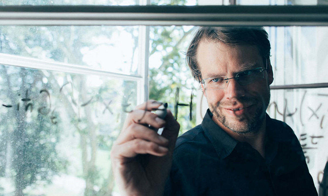 Physiker Axel Maas beschäftigt sich mit dem Ursprung und Aufbau des Universums. Weil gerade die Dinge sind nach wie vor nicht restlos geklärt. Fotos: Uni Graz/Kanizaj