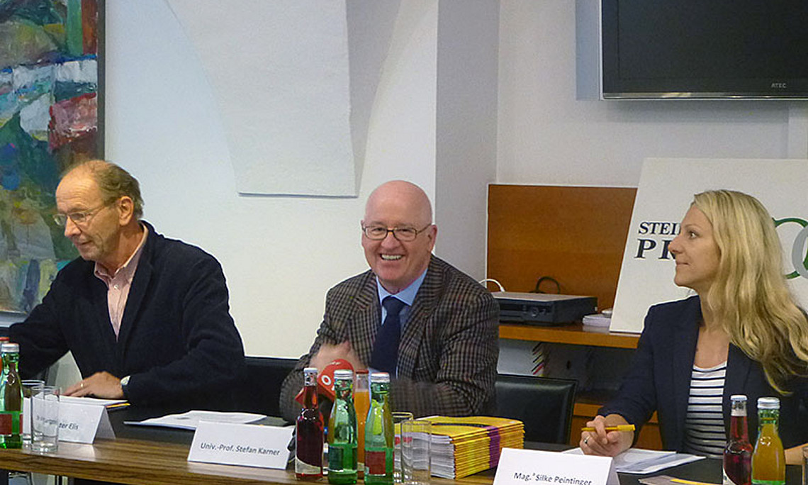 Lehrgangsleiter Prof. Stefan Karner (Mitte) mit Dr. Karlpeter Elis, der für die Ausarbeitung des Curriculums verantwortlich zeichnet, und Programm-Managerin Mag. Silke Peintinger. Foto: Presseclub